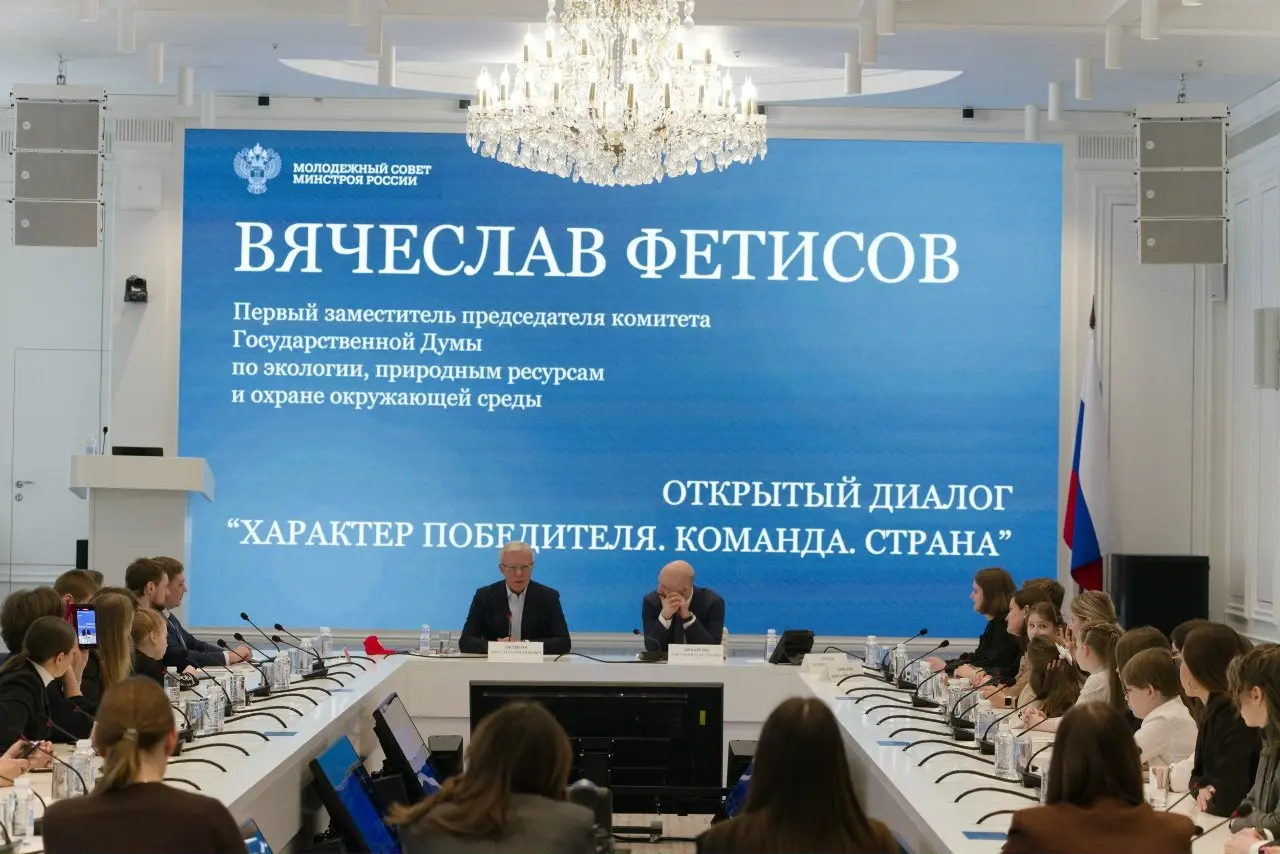 В Минстрое России состоялась встреча с легендой отечественного спорта — Вячеславом Фетисовым
🏒Открытый диалог «Характер победителя. Команда | Сетка — социальная сеть от hh.ru