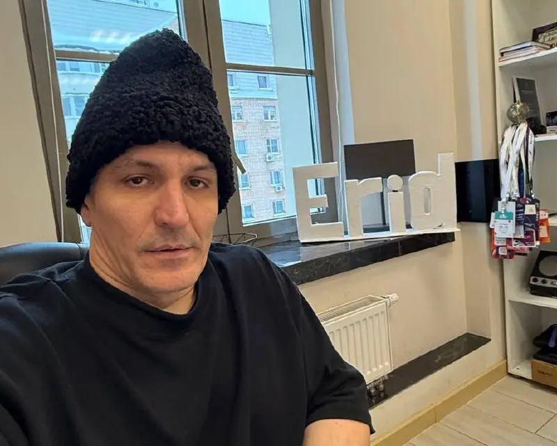 Мне было лет 5. Дед позвал меня с собой к овечкам. Мы взяли маленького ягнёнка, пошли за сарай. Он сел на табуретку, погладил ягнёнка по шее — тот расслабился. Дед чиркнул ножичком по его шее | Сетка — социальная сеть от hh.ru