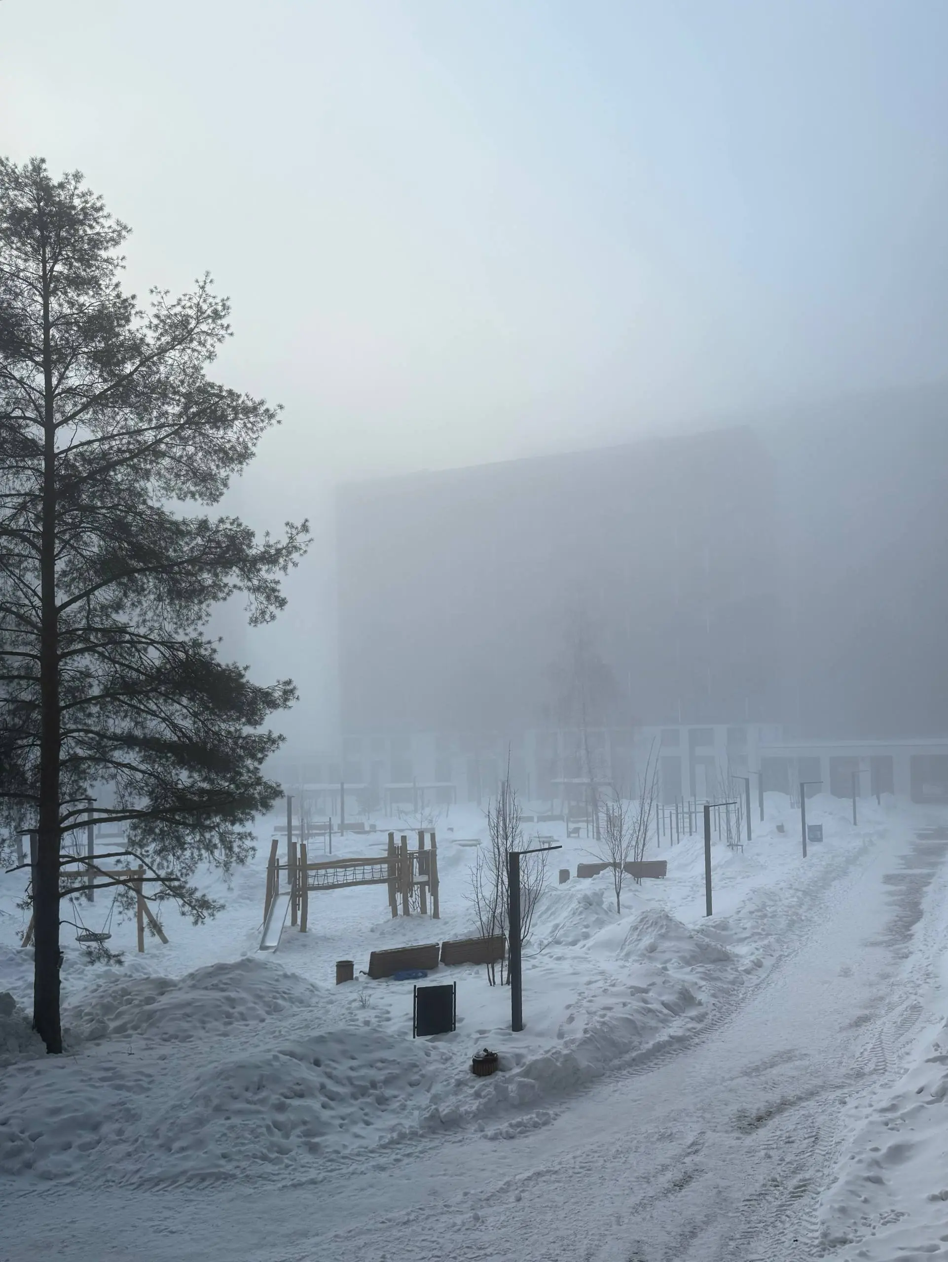 ИИ-туман: почему ваш чат-бот может делать вас глупее?
Сейчас об искусственном интеллекте говорят буквально везде. Но на практике я наблюдаю две опасные крайности в подходе к технологиям.
1 | Сетка — социальная сеть от hh.ru