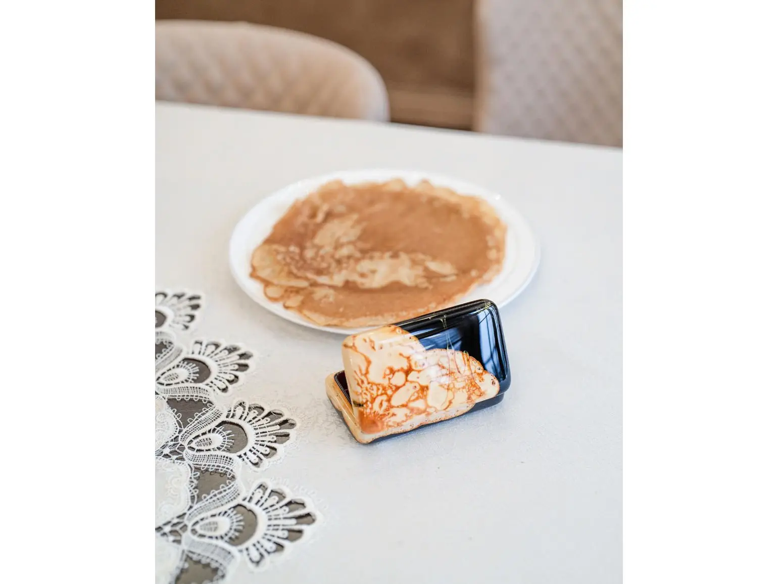 Вдохновение Масленицей🥞
#трендыдизайна
1. Тарелки «Бабоньки» от керамической мастерской «Барбарис»
2. Увлажняющий бальзам для губ «Блин с икрой» от «ВкусВилл»
3 | Сетка — социальная сеть от hh.ru