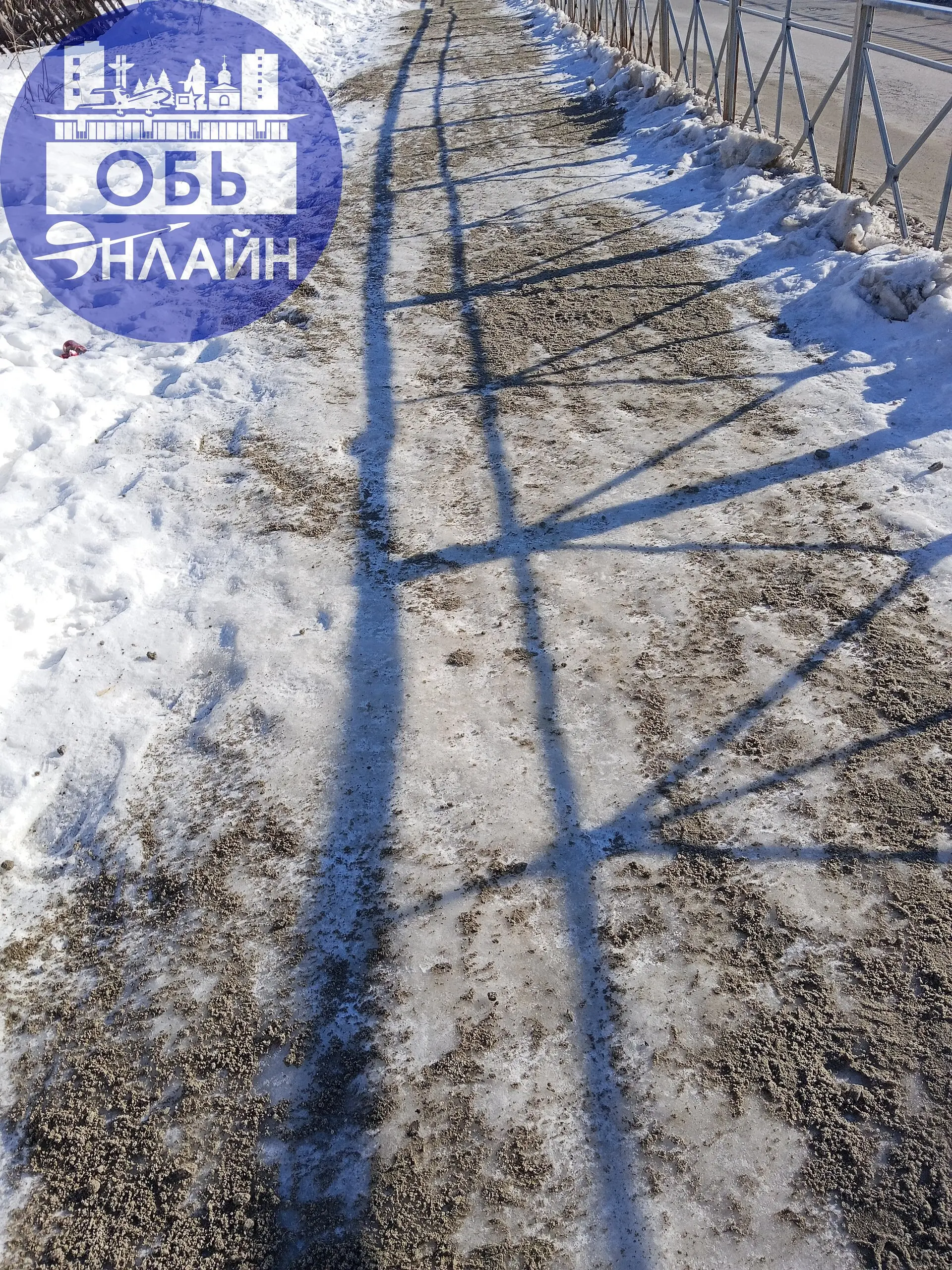 ↗ С самого утра в южной части посыпали смесью тротуары. Это конечно хорошо, но на Шевченко они так и остались покатом | Сетка — социальная сеть от hh.ru