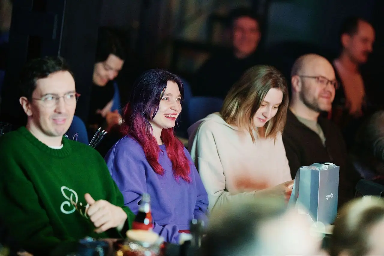 Хихикали с подружкой (которая работу ищет!!) на слайдапе 😏
В этом посте были ссылки, но мы их удалили по правилам Сетки | Сетка — социальная сеть от hh.ru