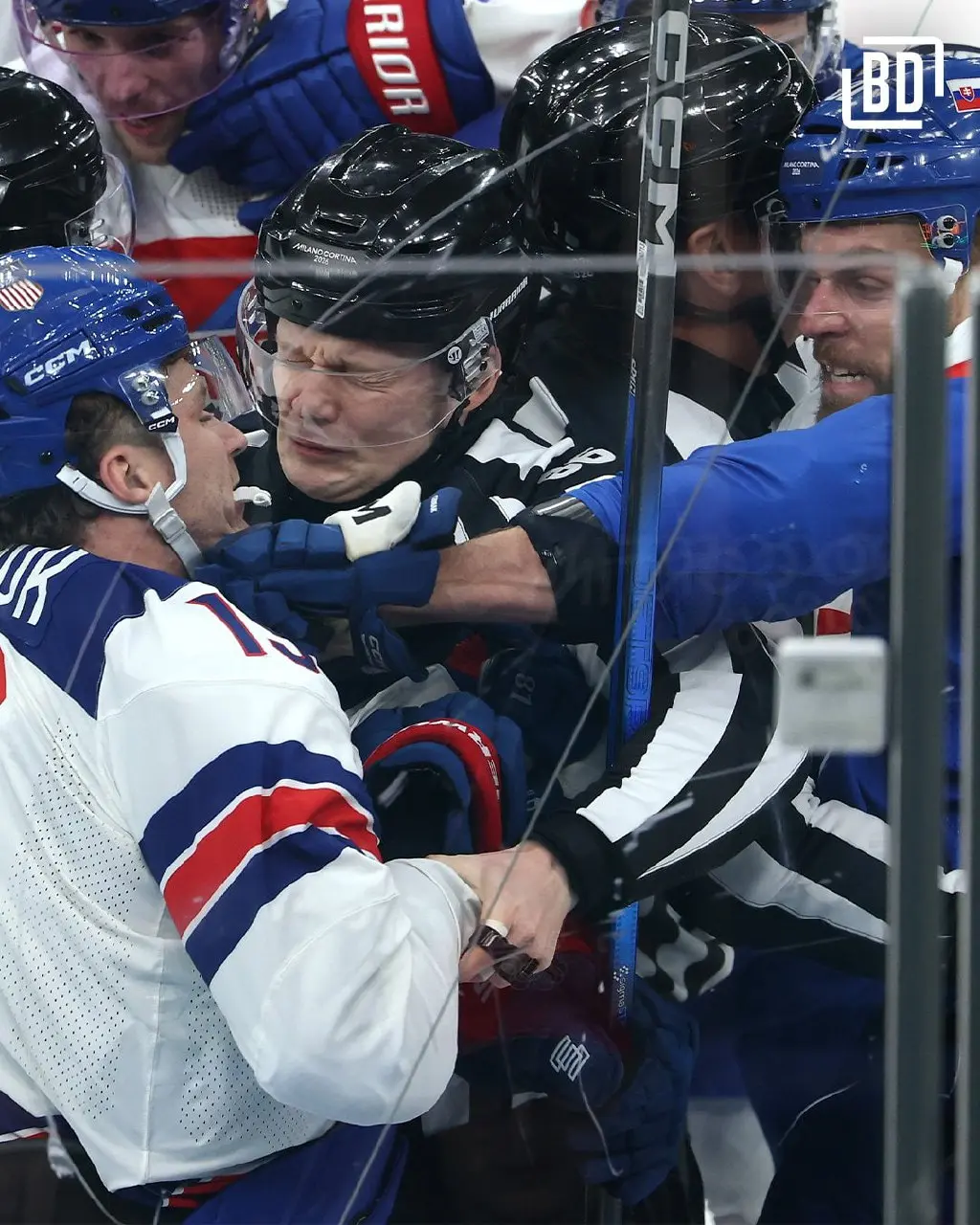 🏒 Несколько фотокарточек с вчерашних полуфиналов
1. Томпсон очень крут, но получил травму и не доиграл матч. Если это серьёзное повреждение, то у 🐃 грандиозные проблемы.
2. Махач-махач
3 | Сетка — социальная сеть от hh.ru