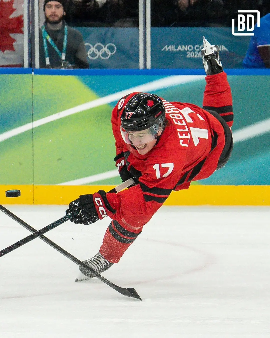 🏒 Несколько фотокарточек с вчерашних полуфиналов
1. Томпсон очень крут, но получил травму и не доиграл матч. Если это серьёзное повреждение, то у 🐃 грандиозные проблемы.
2. Махач-махач
3 | Сетка — социальная сеть от hh.ru