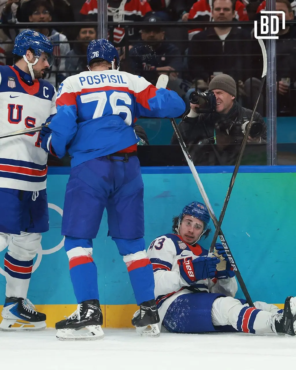🏒 Несколько фотокарточек с вчерашних полуфиналов
1. Томпсон очень крут, но получил травму и не доиграл матч. Если это серьёзное повреждение, то у 🐃 грандиозные проблемы.
2. Махач-махач
3 | Сетка — социальная сеть от hh.ru