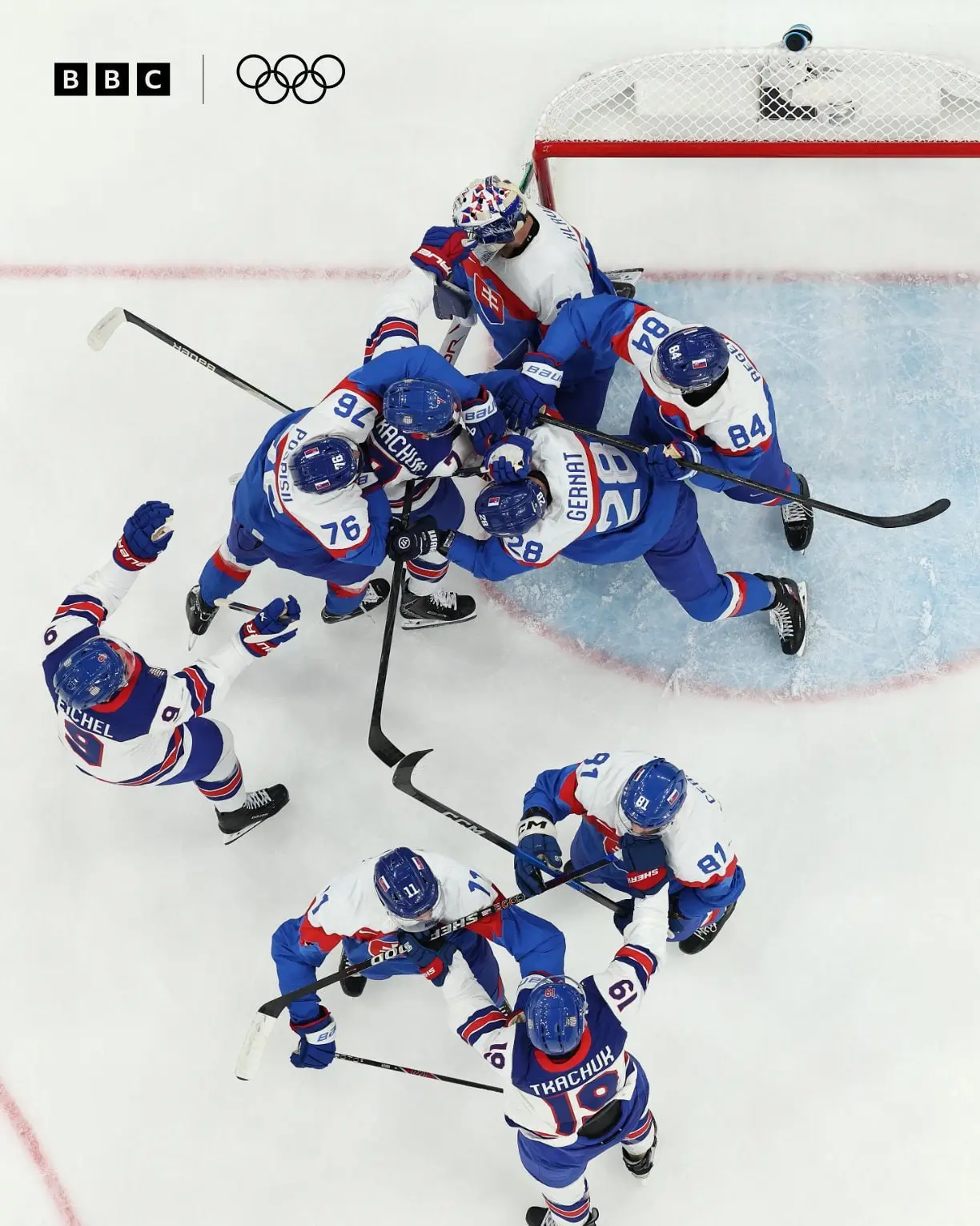 🏒 Несколько фотокарточек с вчерашних полуфиналов
1. Томпсон очень крут, но получил травму и не доиграл матч. Если это серьёзное повреждение, то у 🐃 грандиозные проблемы.
2. Махач-махач
3 | Сетка — социальная сеть от hh.ru