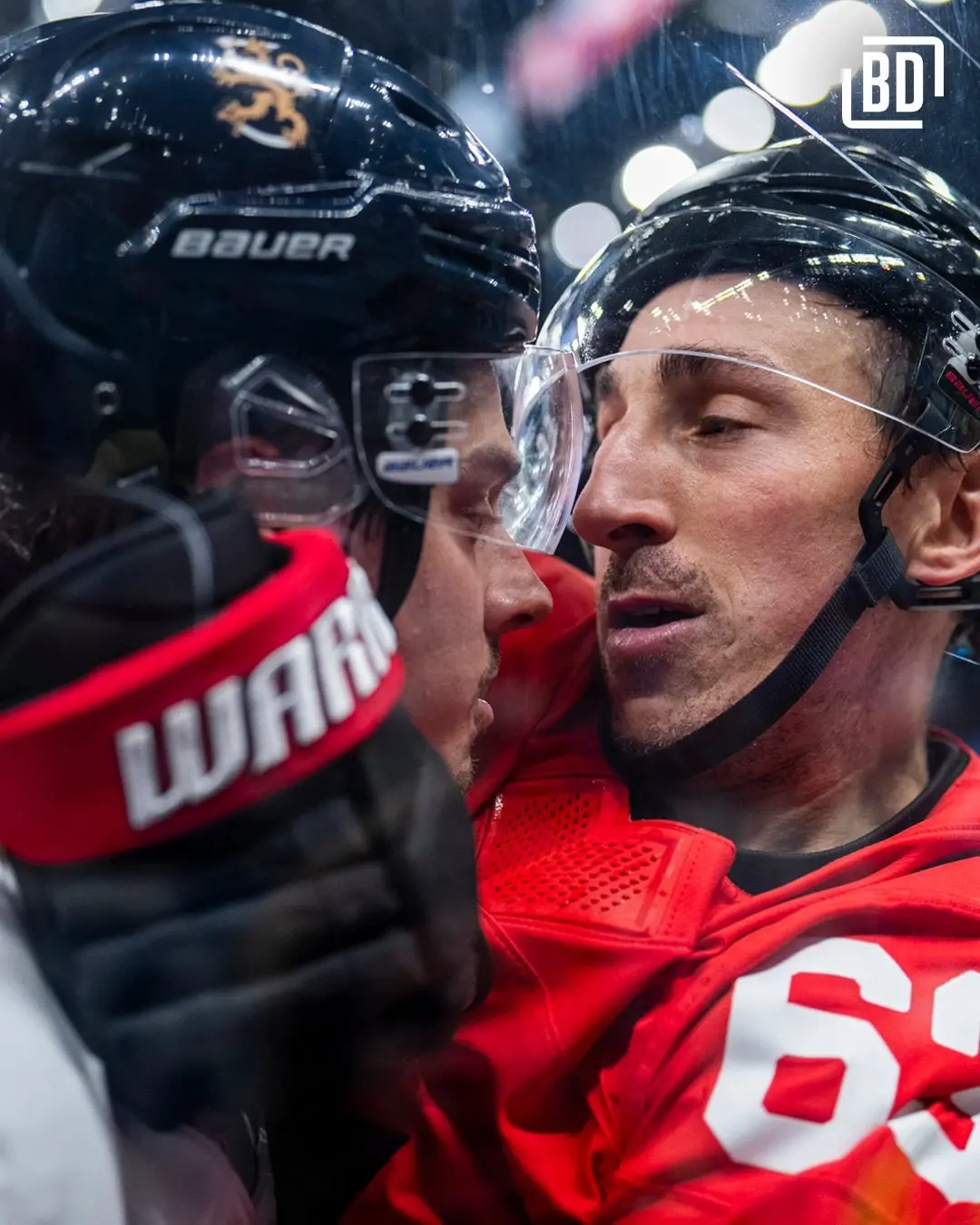 🏒 Несколько фотокарточек с вчерашних полуфиналов
1. Томпсон очень крут, но получил травму и не доиграл матч. Если это серьёзное повреждение, то у 🐃 грандиозные проблемы.
2. Махач-махач
3 | Сетка — социальная сеть от hh.ru