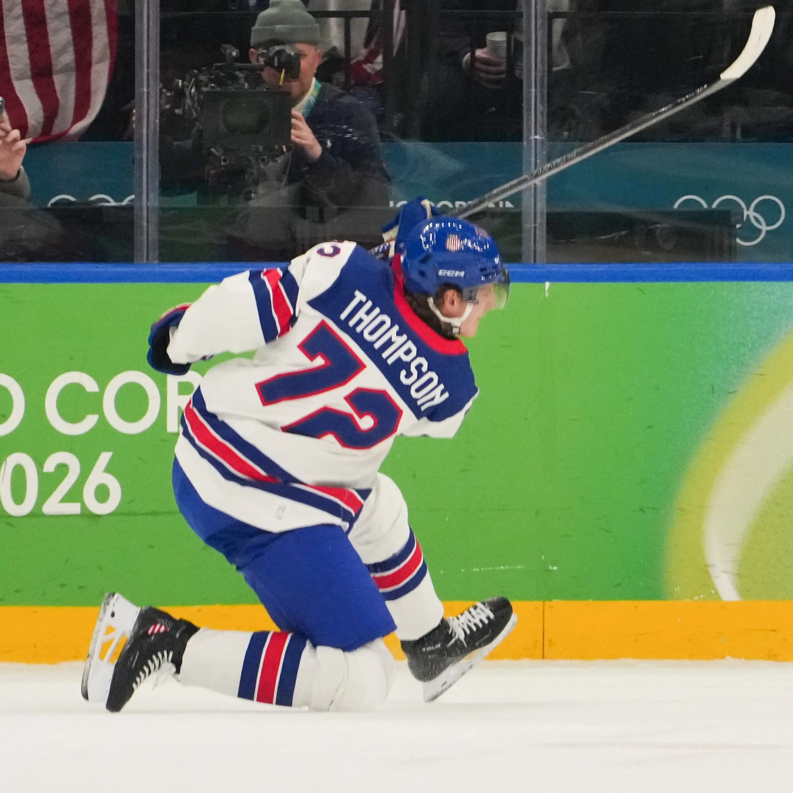 🏒 Несколько фотокарточек с вчерашних полуфиналов
1. Томпсон очень крут, но получил травму и не доиграл матч. Если это серьёзное повреждение, то у 🐃 грандиозные проблемы.
2. Махач-махач
3 | Сетка — социальная сеть от hh.ru