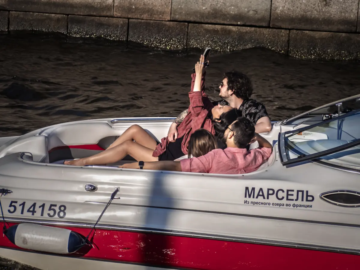 Selfie-mode: ON. 📸
Когда свет падает идеально, а фон
гранитные набережные, фильтры не нужны.
Секрет крутого кадра в Питере - это не только правильный ракурс, но и тонус вашей кожи | Сетка — социальная сеть от hh.ru