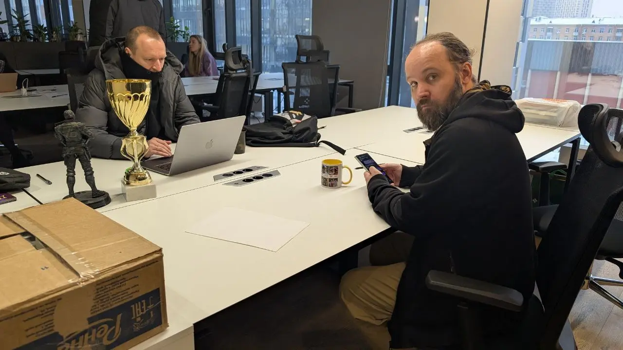 Альберт Жильцов, генеральный директор студии МГЛА и креативный продюсер «Войны Миров: Сибирь», рассказал о причинах появления отдельной студии.
1️⃣ Первая причина — финансовая | Сетка — социальная сеть от hh.ru