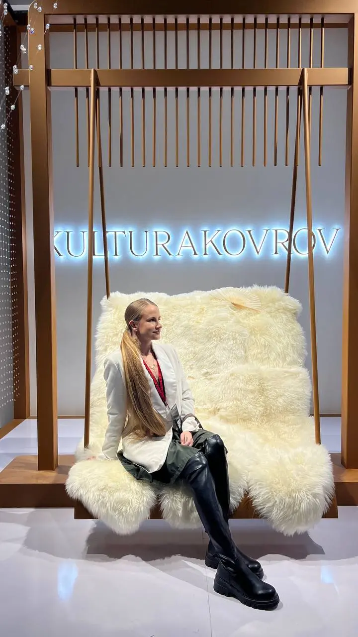 Выставка ArtDom 2026 в Москве
Ковры
Ковер задает характер пространства. В этом году — смелые фактуры, ручная шерсть, шелковые переливы и графика как холст художника | Сетка — социальная сеть от hh.ru