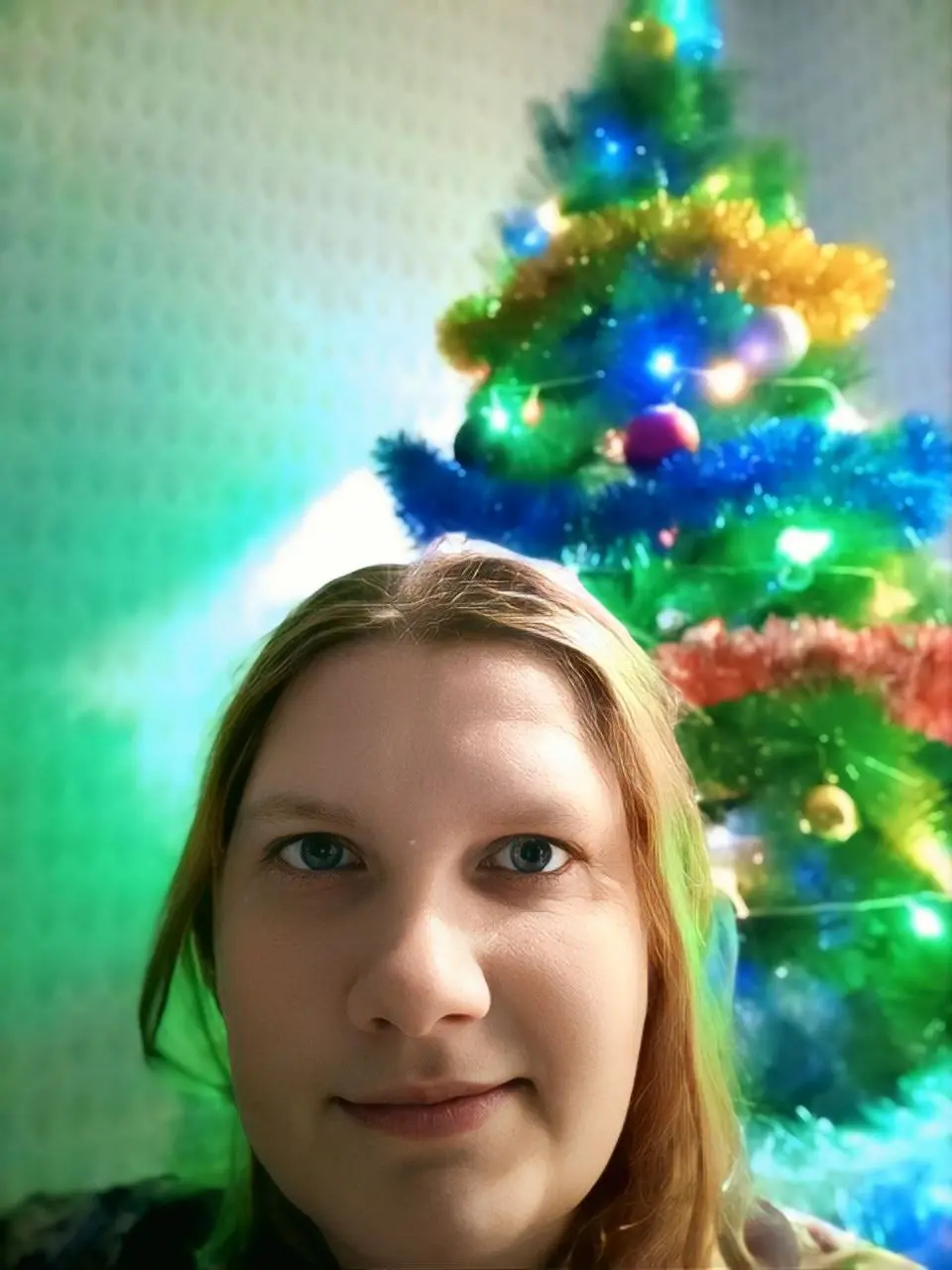 А у вас что горит?))
Смотрю соседи начали активно готовиться к огородам. Все больше окон с фиолетовыми лампамм
А у меня вот ёлка ещё мигает😂😂😂 | Сетка — социальная сеть от hh.ru