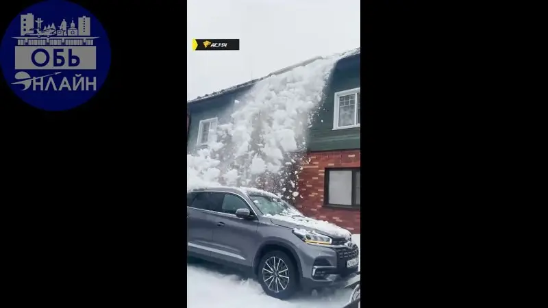 ↗ Снежная лавина сошла с крыши на автомобиль в Пригородном Просторе
Снегоудерживатель сдал позиции первым, рухнув на припаркованный Chery Tiggo. Снег не заставил себя долго ждать, спикировав следом | Сетка — социальная сеть от hh.ru