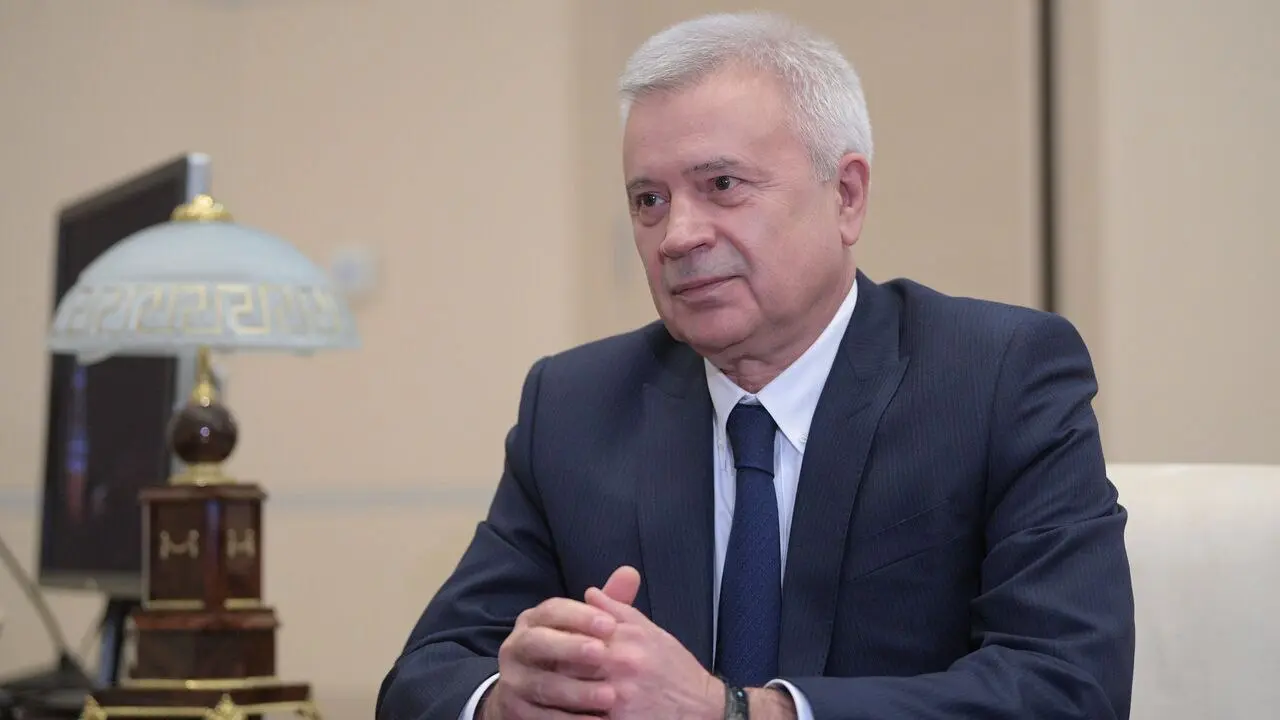 5 место в Топ миллиардеров 2025 г. занимает Вагис Алекперов.
Его подпись больше напоминает комбинацию букв над которой можно поломать голову | Сетка — социальная сеть от hh.ru