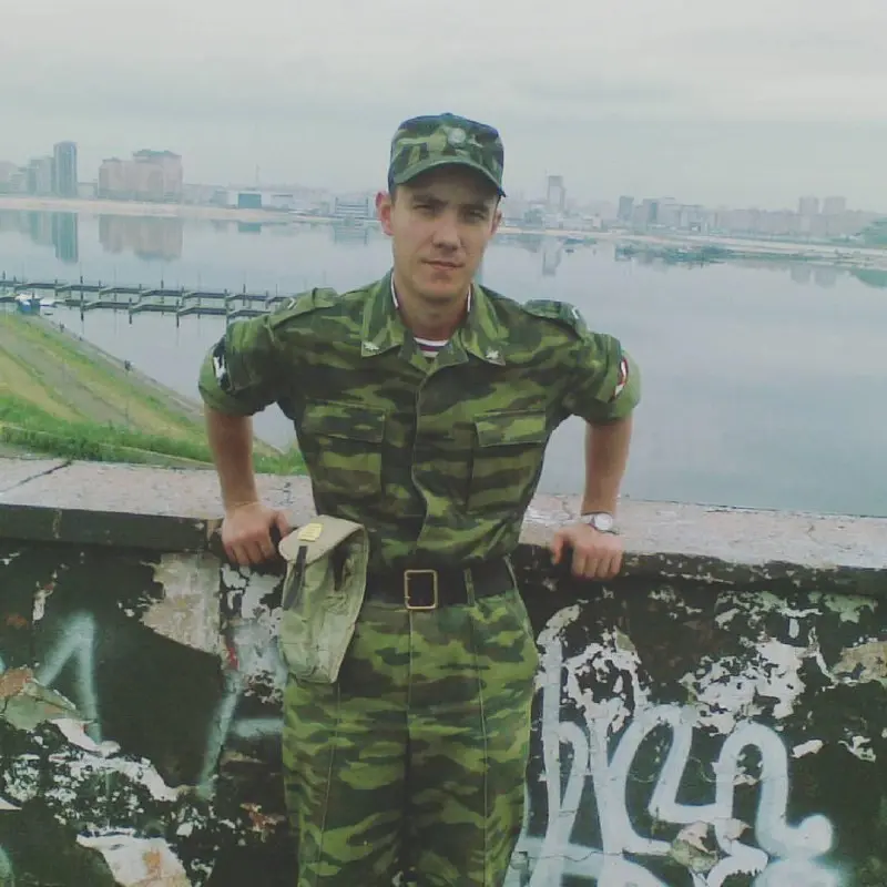 Всех защитников с праздником!
Желаю никогда не брать в руки настоящего оружия, но при этом уметь отстаивать свои границы, а далее границы семьи, компании, района, города и страны. | Сетка — социальная сеть от hh.ru