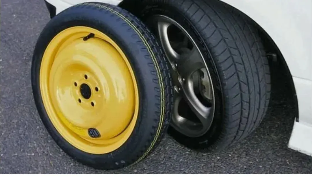 "О пользе докатки"
или вечерний сюр на М4
Друзья, знаете, что такое "докатка"?
Да, это такое недоколесо, узкое и маленькое, довольно компактное, которое задумано таким крошечным, чтобы экономить место... | Сетка — социальная сеть от hh.ru