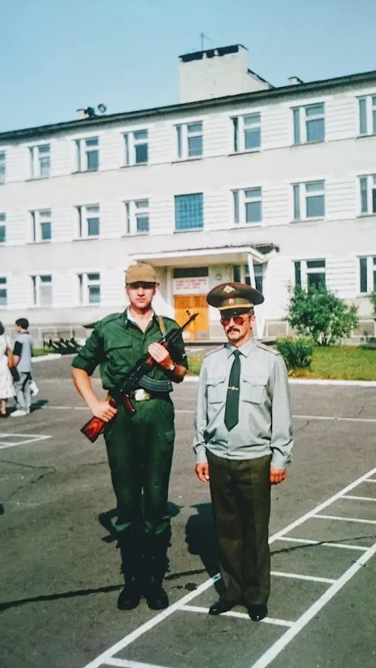 Тот самый день и случай, когда хочется и поздравить всех причастных с праздником, но и всем нам пожелать не применять в деле опыт армейской службы и соответствующие навыки | Сетка — социальная сеть от hh.ru