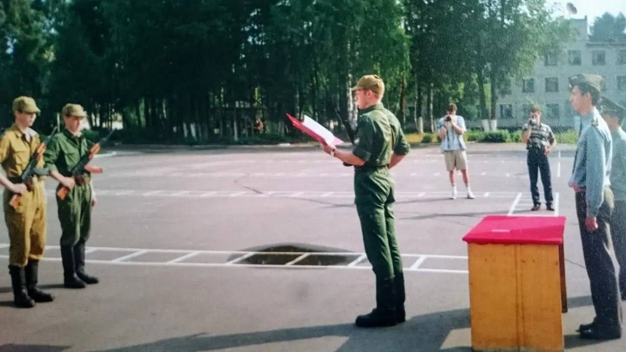 Тот самый день и случай, когда хочется и поздравить всех причастных с праздником, но и всем нам пожелать не применять в деле опыт армейской службы и соответствующие навыки | Сетка — социальная сеть от hh.ru