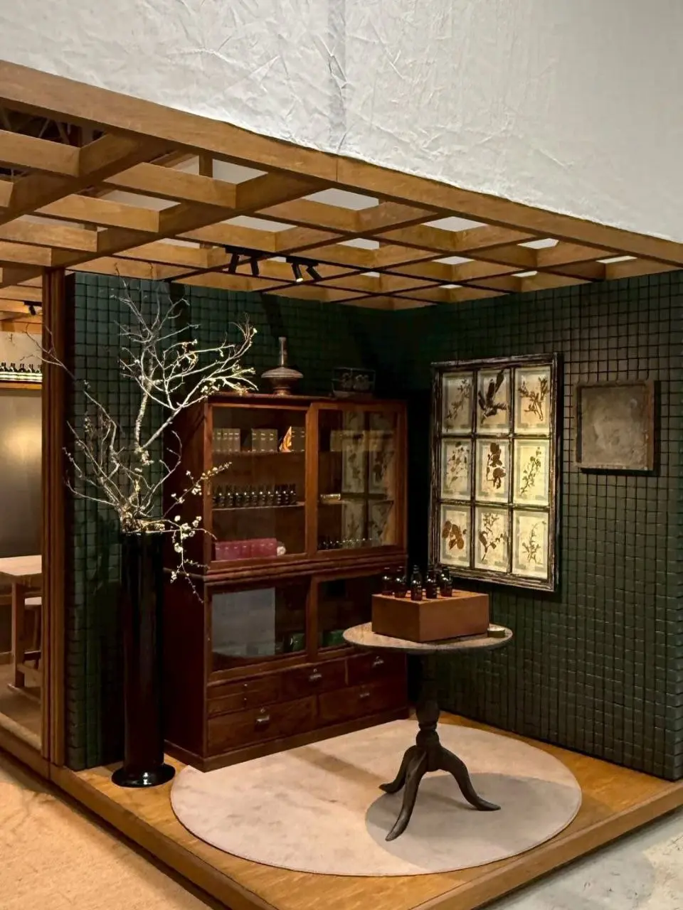 Бренд как искусство
Австралийский производитель уходовой косметики Aesop, который хорошо узнаваем по своим минималистичным дизайнам и уникальным интерьерам магазинов, превратил покупку своего продукта... | Сетка — социальная сеть от hh.ru