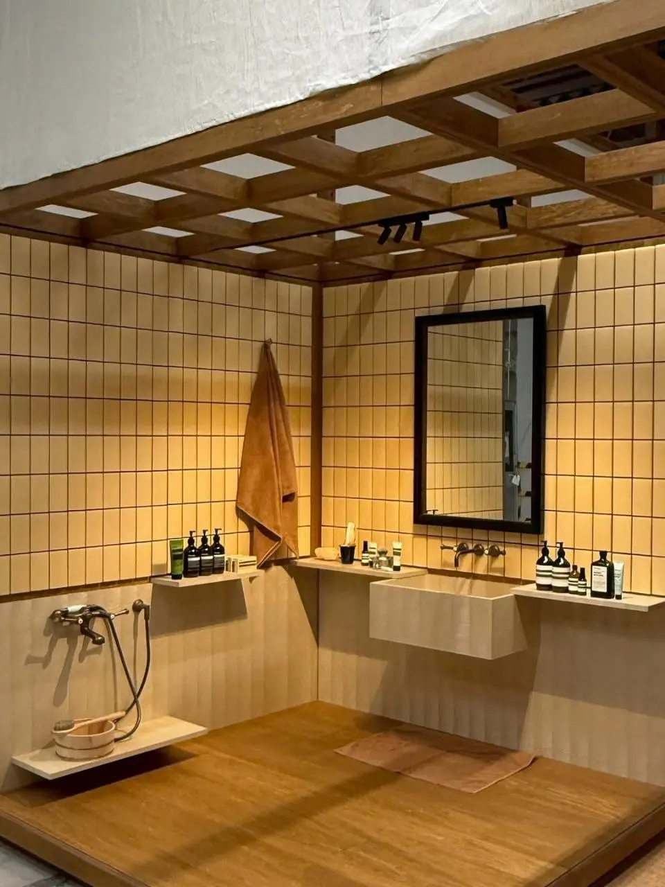 Бренд как искусство
Австралийский производитель уходовой косметики Aesop, который хорошо узнаваем по своим минималистичным дизайнам и уникальным интерьерам магазинов, превратил покупку своего продукта... | Сетка — социальная сеть от hh.ru