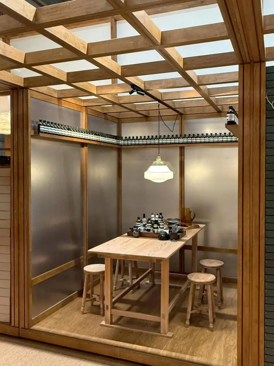 Бренд как искусство
Австралийский производитель уходовой косметики Aesop, который хорошо узнаваем по своим минималистичным дизайнам и уникальным интерьерам магазинов, превратил покупку своего продукта... | Сетка — социальная сеть от hh.ru