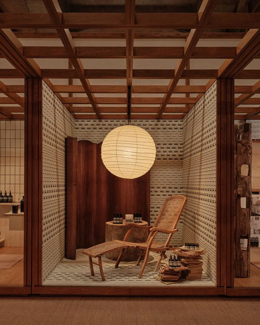 Бренд как искусство
Австралийский производитель уходовой косметики Aesop, который хорошо узнаваем по своим минималистичным дизайнам и уникальным интерьерам магазинов, превратил покупку своего продукта... | Сетка — социальная сеть от hh.ru