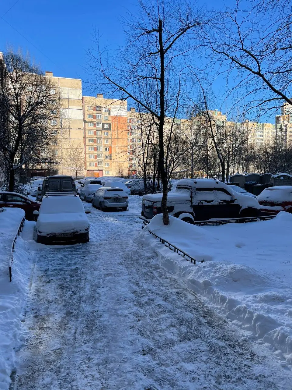 Как же хорошо, что сегодня не надо в школу…
Наэтой мысли поймал себя, когда утром вышел во двор, в котором вырос.
Ты просыпаешься у бабушки.
Без будильника, на завтрак блины | Сетка — социальная сеть от hh.ru