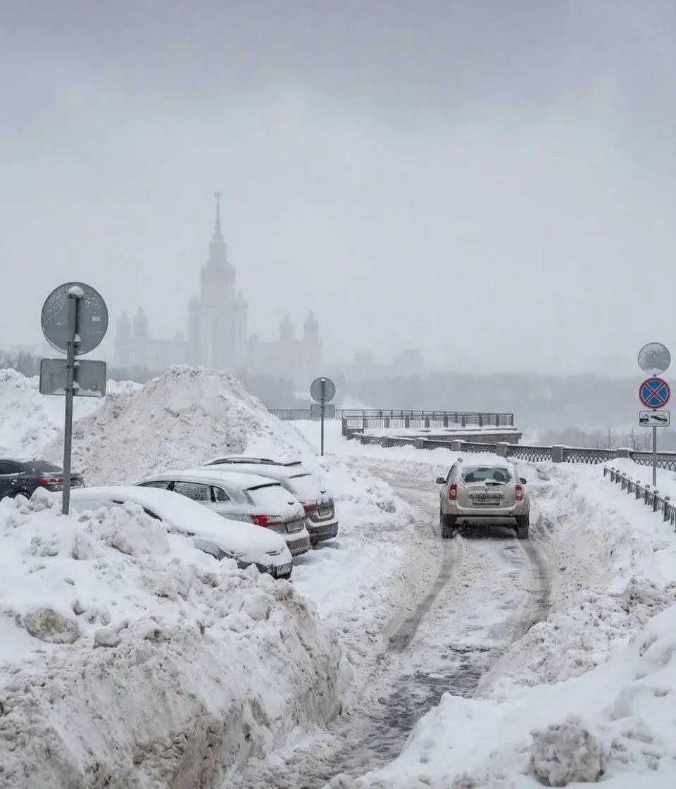 🌨В Москве выпадет ещё больше снега, — синоптики.
Уже завтра из-за сильной метели высота сугробов вырастет ещё на 15 см, предупредили в Гидрометцентре | Сетка — социальная сеть от hh.ru