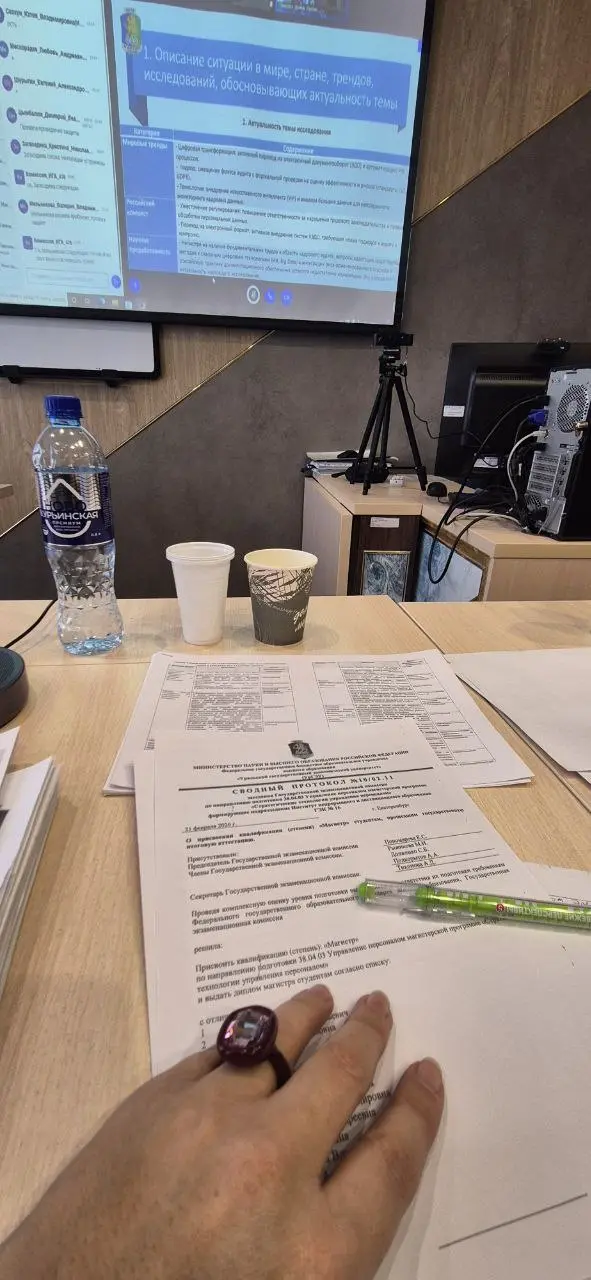 Приветствую вас, мои hr-попутчики!
В выходные снова была председателем ГАК. Защищались магистранты умные, живые, стараются. Было 13 человек | Сетка — социальная сеть от hh.ru