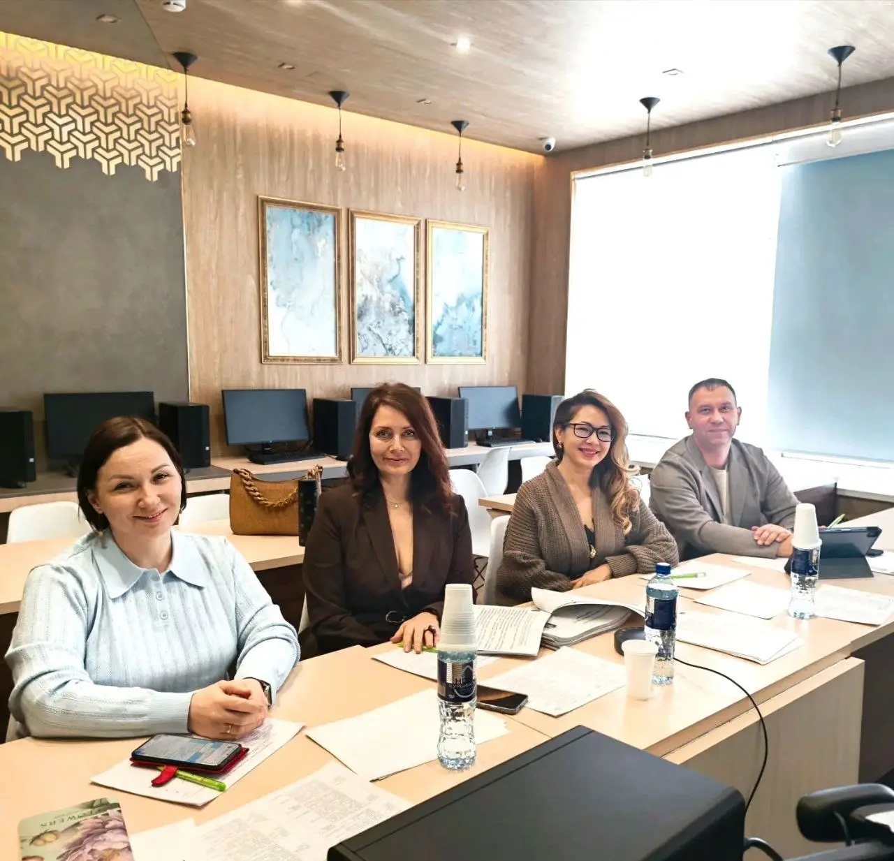 Приветствую вас, мои hr-попутчики!
В выходные снова была председателем ГАК. Защищались магистранты умные, живые, стараются. Было 13 человек | Сетка — социальная сеть от hh.ru