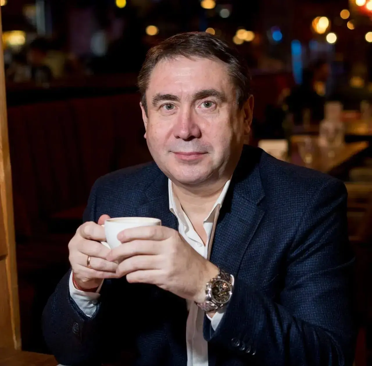 Привет 👋 друзья!
На этой неделе я раскрою все секреты построения и управления эффективной командой!
Я расскажу о ключевых аспектах:

Подбор и формирование команды мечты.
Целеполагание и стратегия | Сетка — социальная сеть от hh.ru