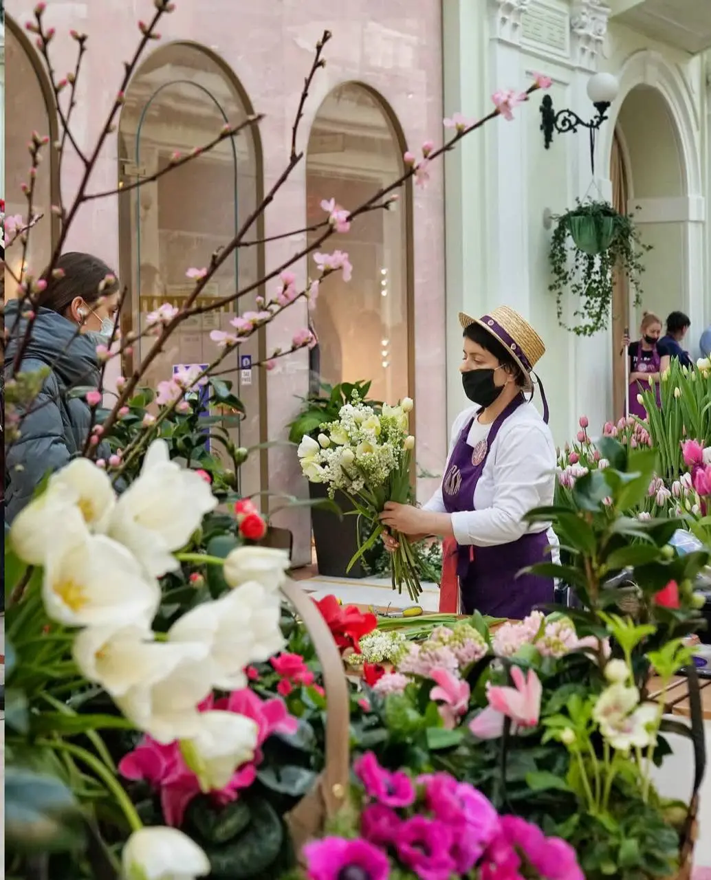 🌷Ежегодная цветочная ярмарка пройдет в Петровском пассаже
28 февраля - 9 марта 10:00-22:00
Пространство превратится в настоящий цветочный сад: весеннее настроение, яркие краски и ощущение, что весна у... | Сетка — социальная сеть от hh.ru