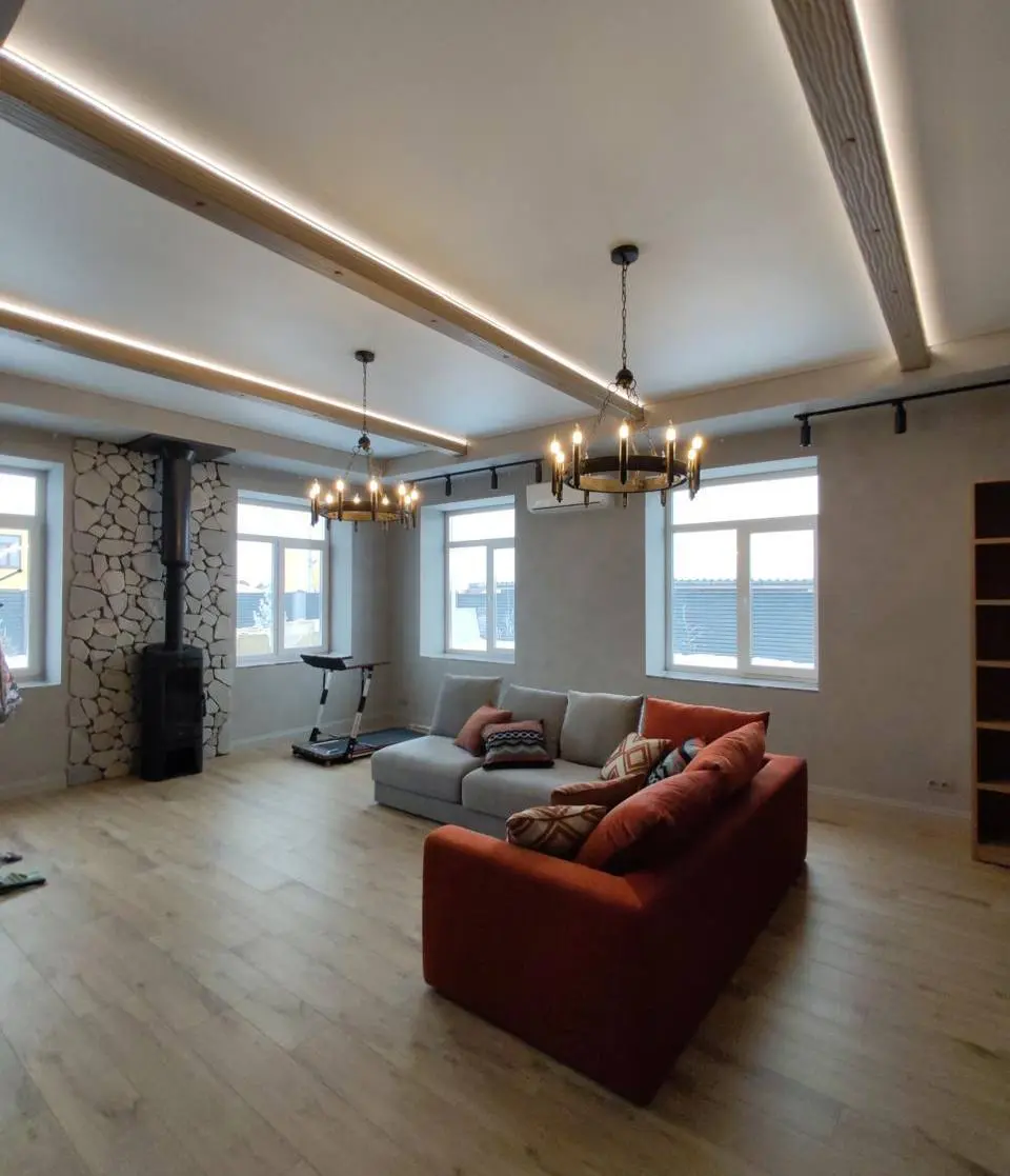 МЯГКИЕ СТЕНЫ, КОТОРЫЕ ХОЧЕТСЯ ТРОГАТЬ 🤍
На фото наш реализованный объект с эффектами замши и бархата ✨
Это не просто декоративная штукатурка это атмосфера уюта, глубины и дорогого интерьера без перегр... | Сетка — социальная сеть от hh.ru