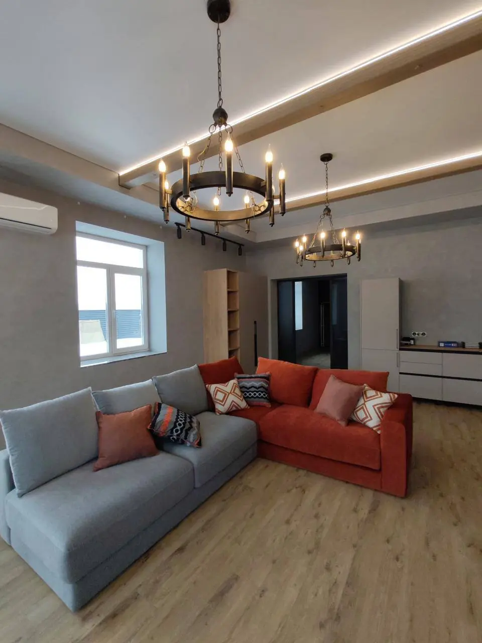 МЯГКИЕ СТЕНЫ, КОТОРЫЕ ХОЧЕТСЯ ТРОГАТЬ 🤍
На фото наш реализованный объект с эффектами замши и бархата ✨
Это не просто декоративная штукатурка это атмосфера уюта, глубины и дорогого интерьера без перегр... | Сетка — социальная сеть от hh.ru