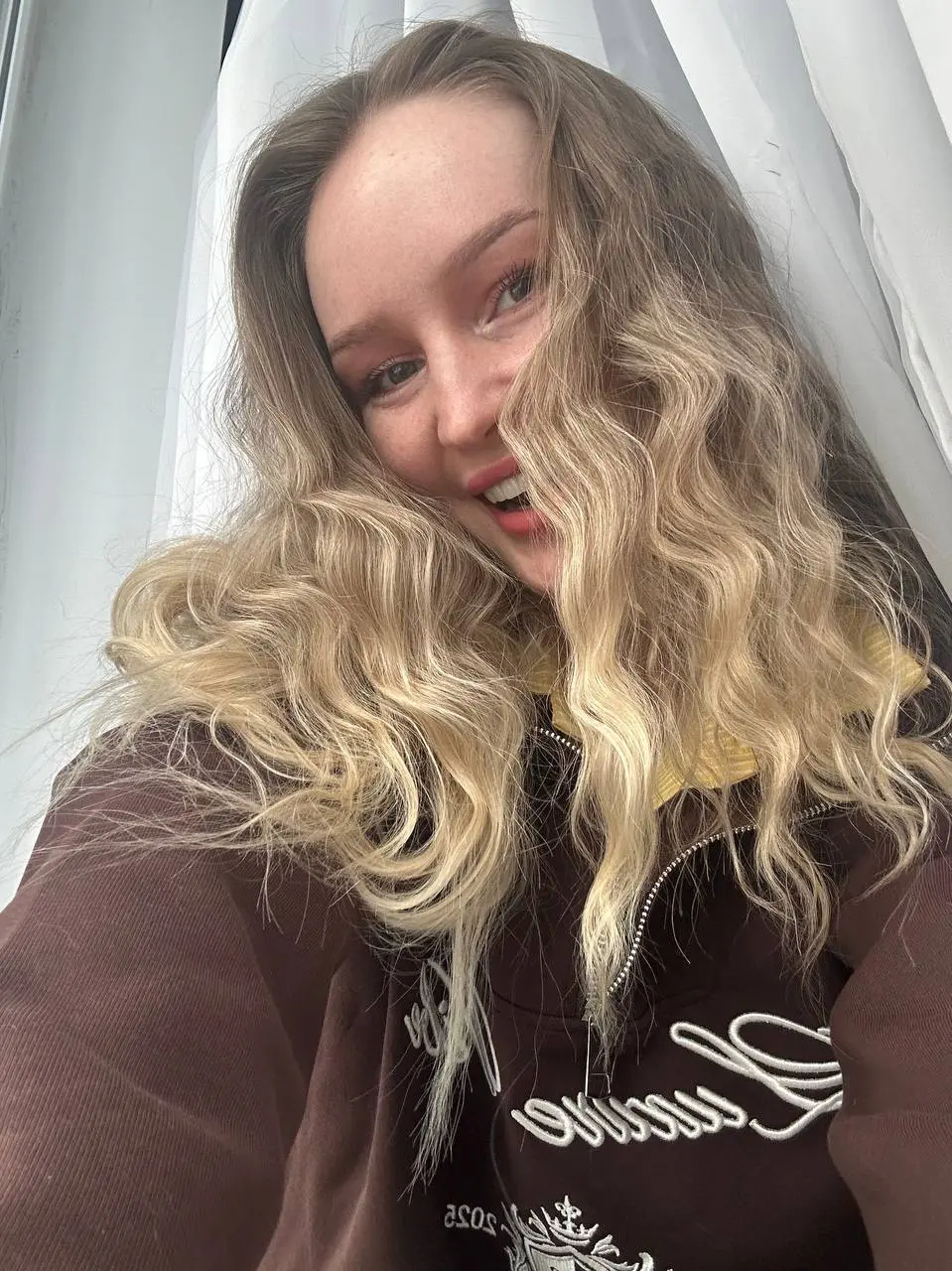 Если бы я стартовала сейчас — я бы пошла в найм, а не на фриланс
Пока ты только входишь в профессию, фриланс редко даёт быстрый рост
Чаще это путь через хаотичные задачи, странные правки и клиентов, к... | Сетка — социальная сеть от hh.ru