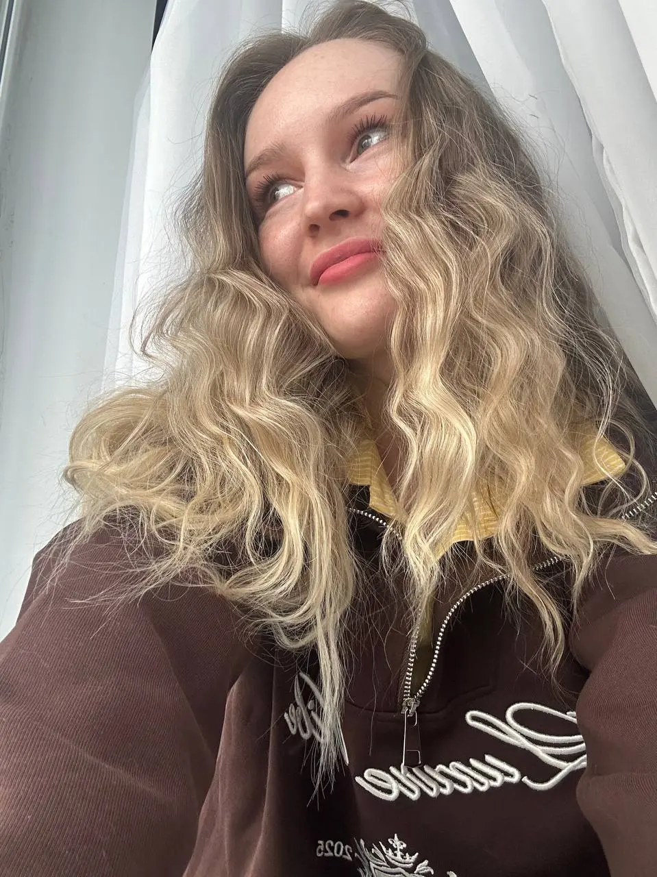 Если бы я стартовала сейчас — я бы пошла в найм, а не на фриланс
Пока ты только входишь в профессию, фриланс редко даёт быстрый рост
Чаще это путь через хаотичные задачи, странные правки и клиентов, к... | Сетка — социальная сеть от hh.ru