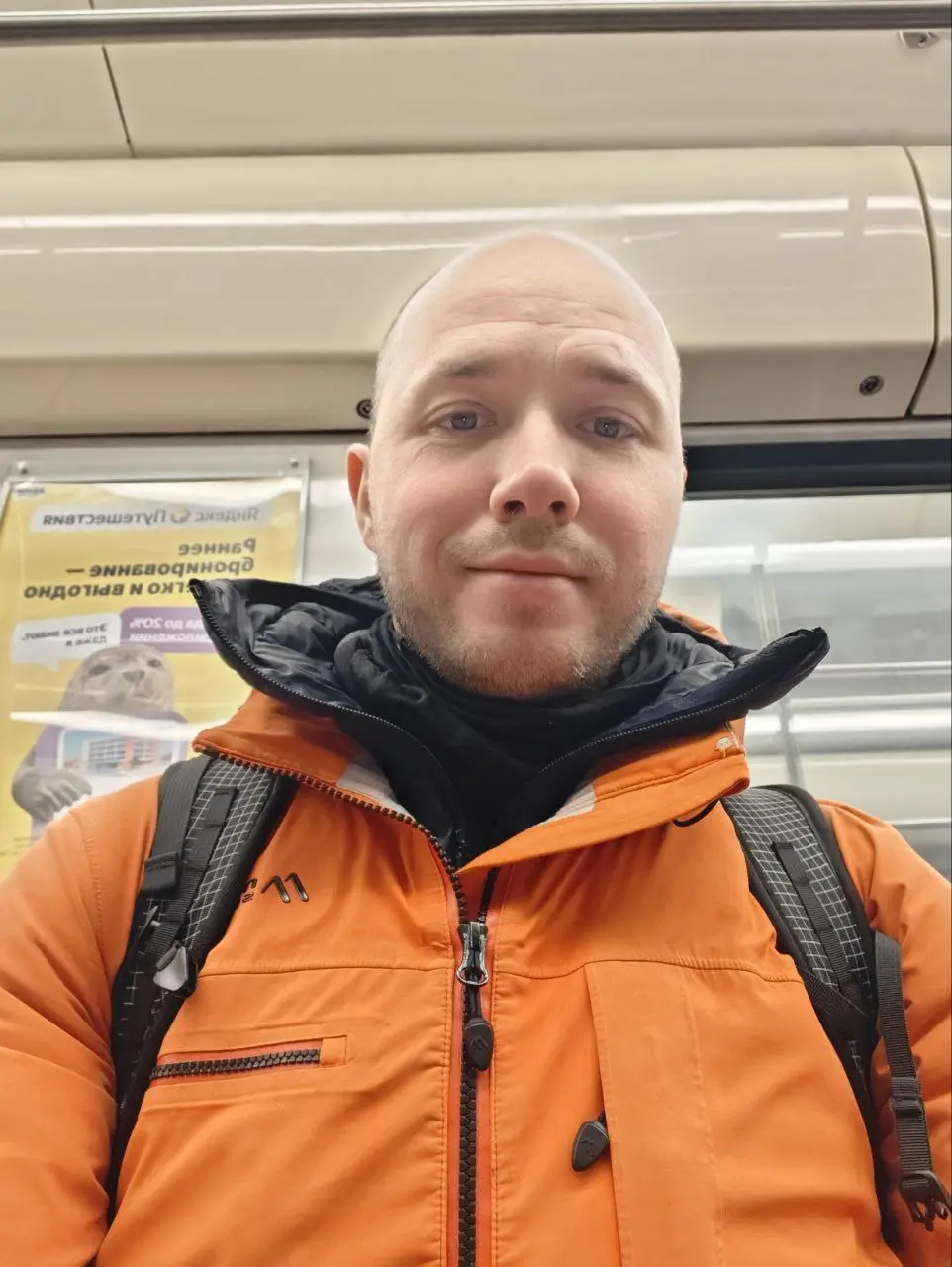 И первый его плюс это можно сесть в метро не снимая рюкзак и тем самым не напрягая других пассажиров😁 | Сетка — социальная сеть от hh.ru