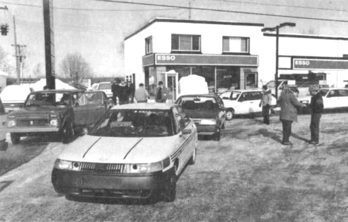 В начале 1990‑х АвтоВАЗ грезил сотрудничеством с General Motors и экспортом своих изделий за рубеж. Инженеры и испытатели ВАЗа работали вместе со спецами GM над адаптацией, например, модели ВАЗ-2110 | Сетка — социальная сеть от hh.ru