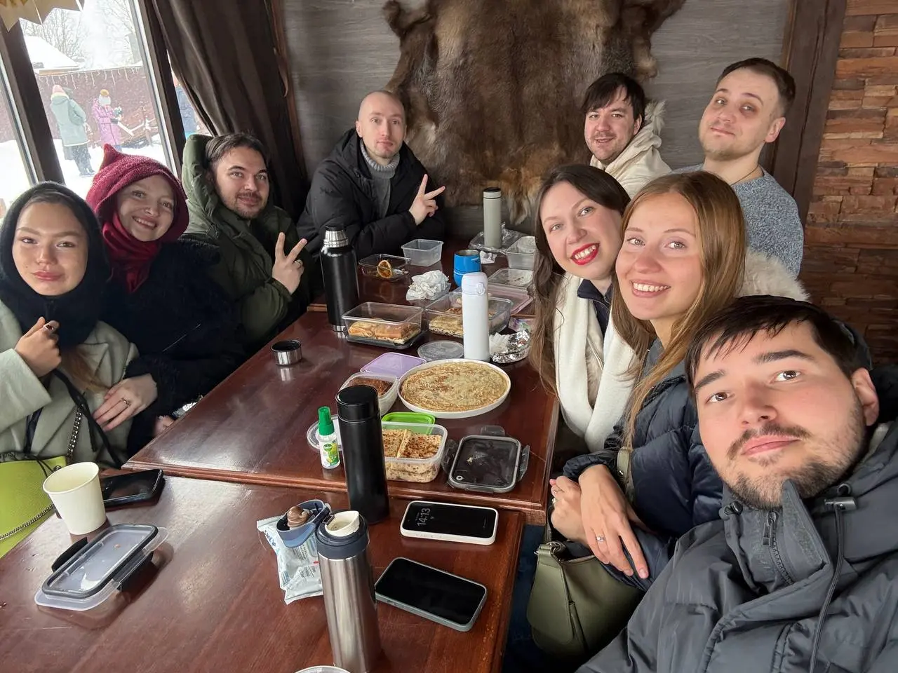 В прошлое воскресенье выбрались с друзьями на ранчо «Авенсис», чтобы отпраздновать Масленицу. К 13:00 приехали, а там уже вовсю гуляют: проводы зимы, куча народу, шоу для детей | Сетка — социальная сеть от hh.ru
