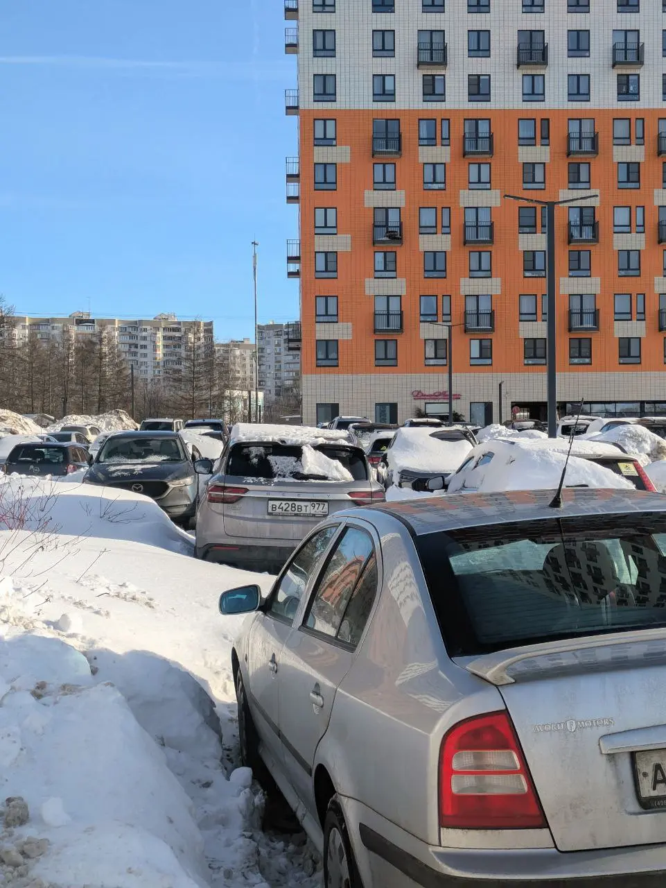 🚙 Большая проблема плотной застройки комфорт класса - поля парковок
Делюсь своим опытом 5 лет жизни в ЖК с этажностью #33этажа
• Парковки занимают 40-45% территории ЖК
• Коэффициент 0,3-0,5м/м на чело... | Сетка — социальная сеть от hh.ru