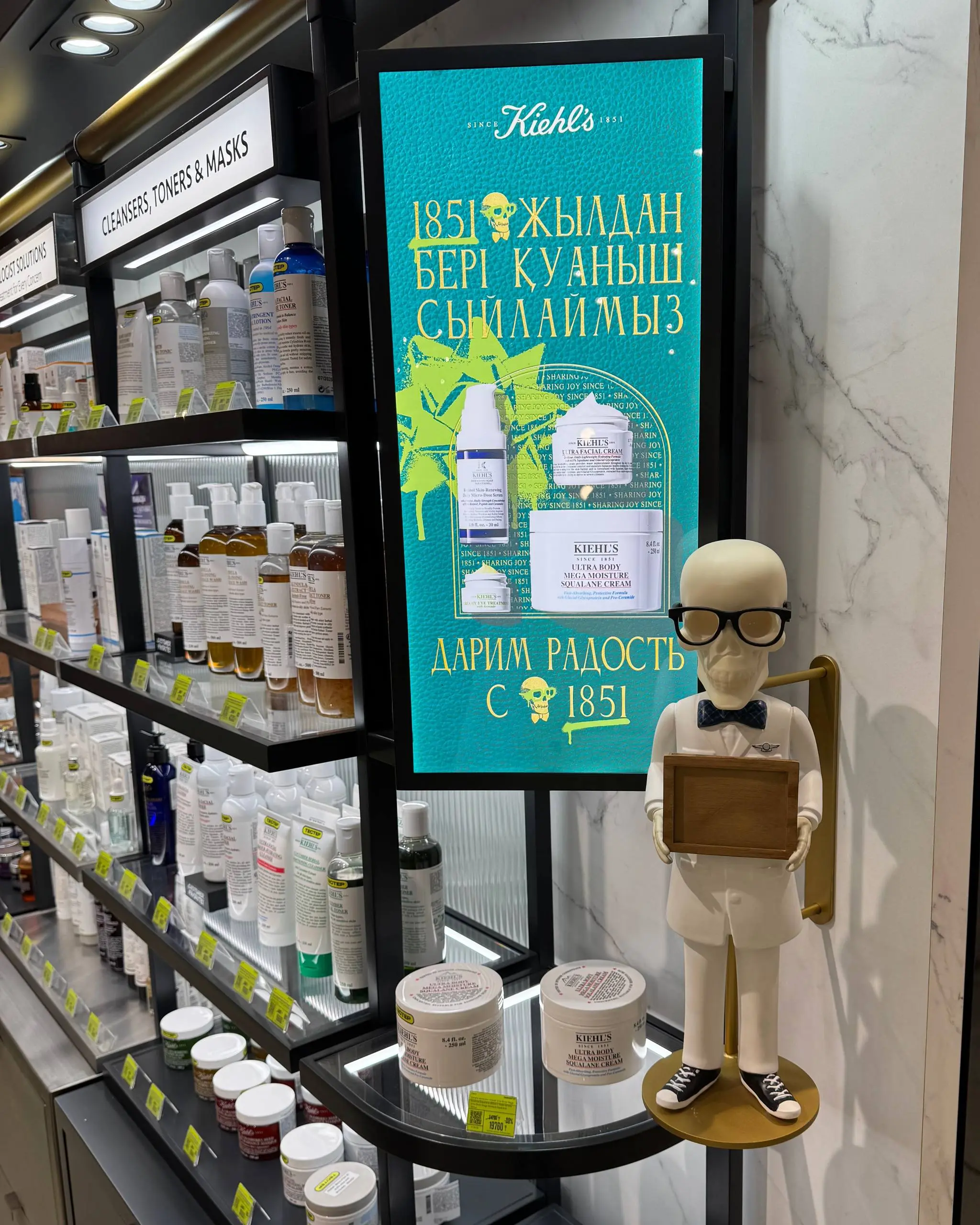 #обзорШИ
😀 Аптечная роскошь: как Kiehl’s выглядит в Золотом яблоке
Мы редко пишем про корнеры, к которым не имели отношения, но Kiehl’s в алматинском Золотом яблоке - это кейс, достойный разбора | Сетка — социальная сеть от hh.ru