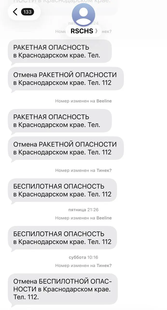 Сижу в аэропорту. Пишу пост. Жду.
70% рейсов моей авиакомпании сегодня отменены.
Мой самолет пока еще в статусе «по расписанию» и по статистике задерживается всего в 2% случаев | Сетка — социальная сеть от hh.ru