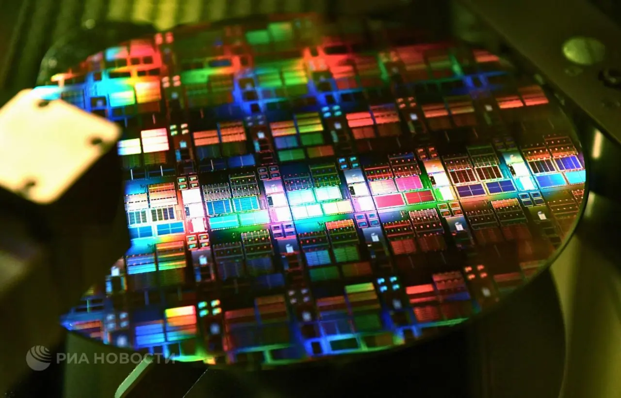 В Новосибирске разрабатывают проект отечественного литографа «Орел-7»
Ученые НГУ представили проект опытного рентгеновского литографа «Орел-7» | Сетка — социальная сеть от hh.ru