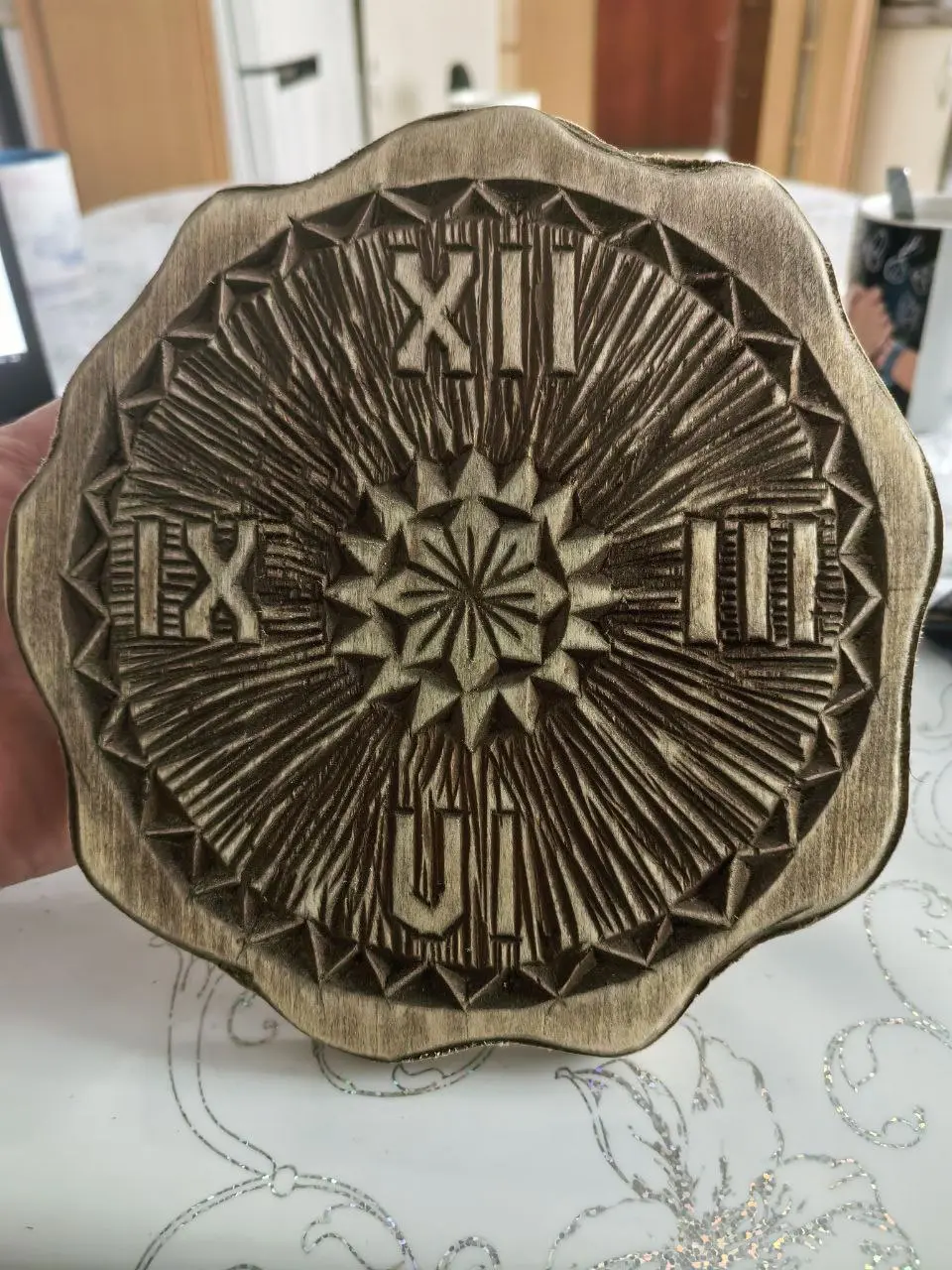 Добрый всем день!☀
Марафон по обучению геометрической резьбе движется и уже начал приносить свои первые, пока еще робкие результаты.
Вот своял часы (механизм еще в путях валберисовых) | Сетка — социальная сеть от hh.ru