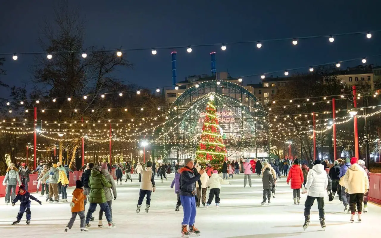 ⛸️Бесплатный каток на Болотной площади
с 10:00 до 22:00 - будни,
с 09:00 до 22:00 - выходные и праздничные дни
До 1 марта
Площадь льда — более 2,5 тысячи квадратных метров | Сетка — социальная сеть от hh.ru