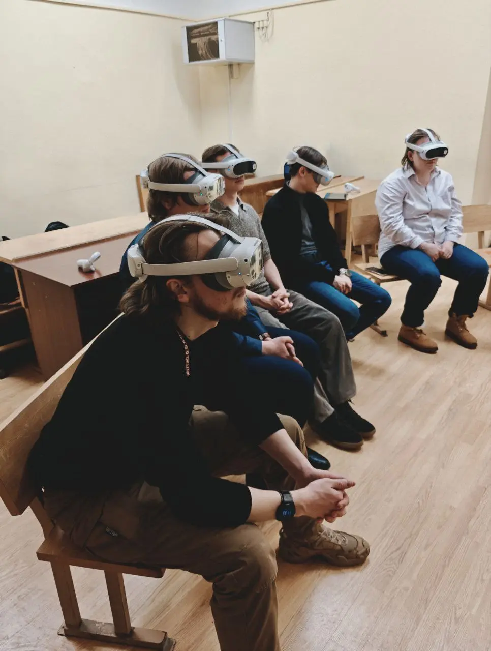 В пятницу мы сделали шаг в будущее автообразования! 🚀
Наши ученики одни из первых в стране опробовали VR-технологии для обучения навыкам вождения.
Спасибо всем участникам за смелость и интерес! 🚗🎮 | Сетка — социальная сеть от hh.ru