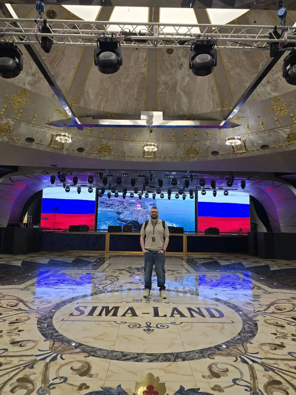 Вчера ездил на встречу в самый известный офис Екатеринбурга — Сима Ленд.
Раньше видел только фотки, казалось, что в такой обстановке работать тяжело | Сетка — социальная сеть от hh.ru