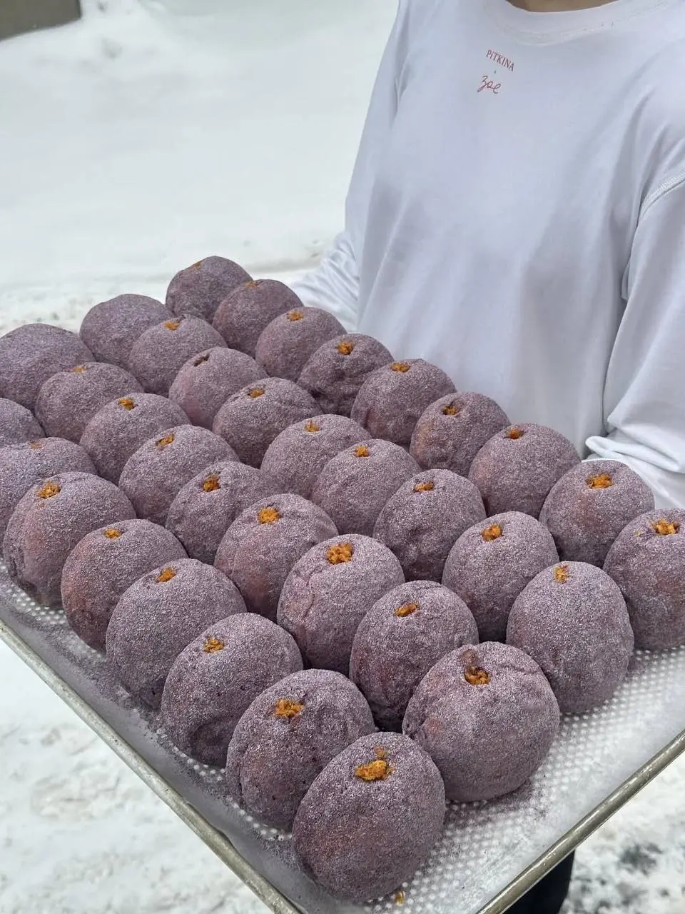 Они вернулись! 🤩
Тот самый баварский пончик с красным апельсином снова появился на витрине Zoe. И это тот случай, когда сезонный десерт ждут как премьеру фильма | Сетка — социальная сеть от hh.ru