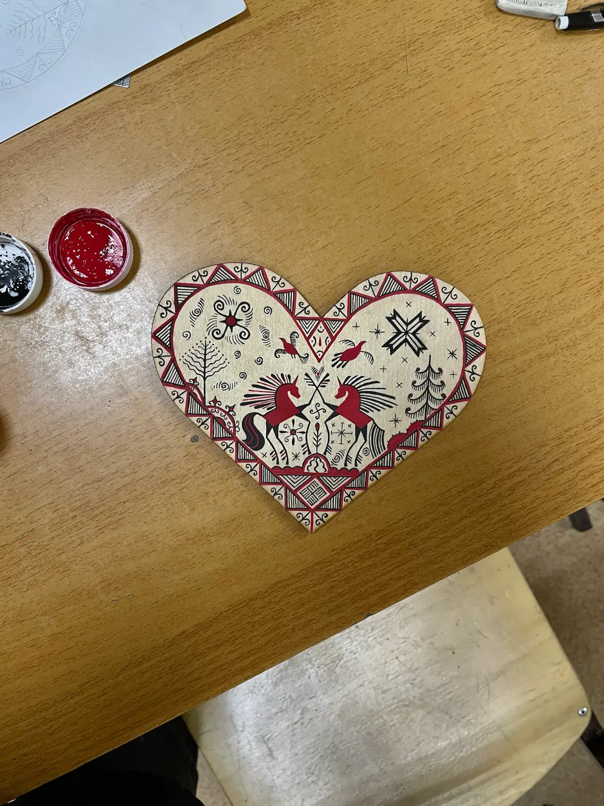 wooden heart with mezensk’ painting | Сетка — социальная сеть от hh.ru