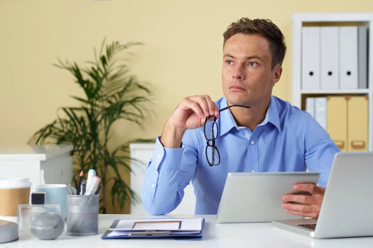 ПАРАДОКС ВЫЖИВАНИЯИнтересный парадокс сложился на рынке труда официально в начале года..
4,2 млн открытых вакансий, рекордно низкая безработица 2,1%, но найти работу гораздо сложнее, чем год назад | Сетка — социальная сеть от hh.ru